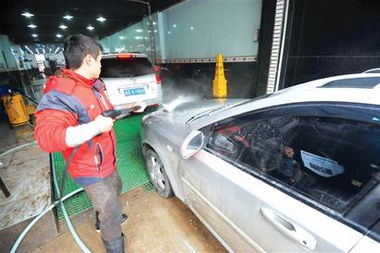 传统生计遭遇行业寒冬 80元一洗需支付一辆车竟烧10升油钱（青岛计费调查引发的热议）